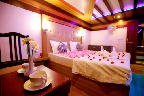 Hotel Indiavacationz Houseboats