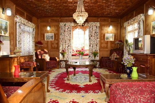 White House Group Of Houseboats