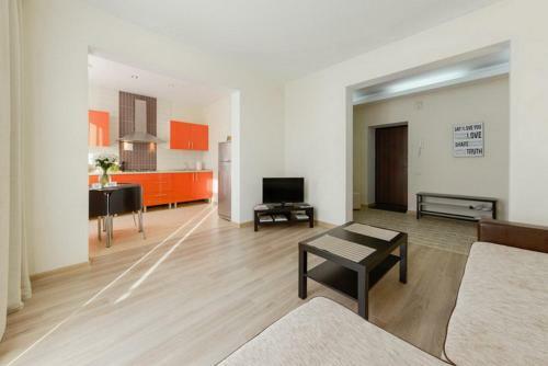 One-bedroom Apartment On Nezavisimosti 48