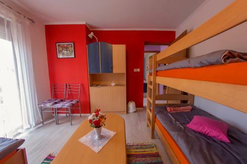 Hostal Guesthouse Adi
