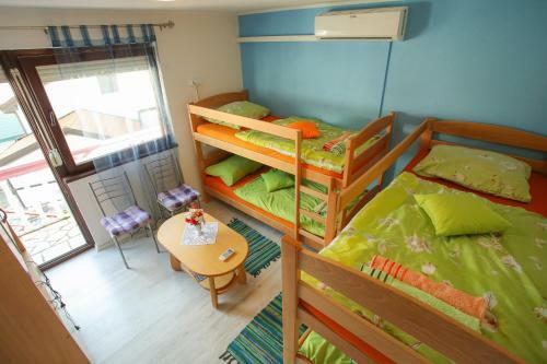 Hostal Guesthouse Adi