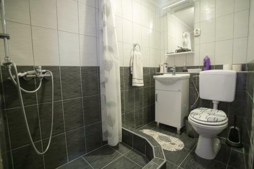 Hostal Guesthouse Adi