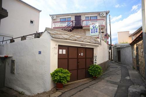 Hostal Guesthouse Adi