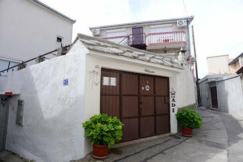 Hostal Guesthouse Adi