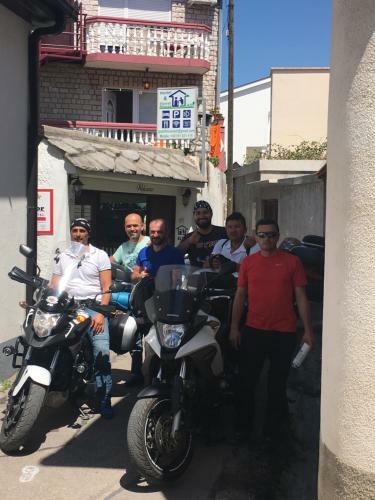 Hostal Guesthouse Adi