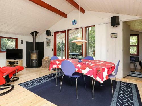 Three-bedroom Holiday Home In �lb�k 1