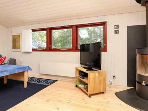 Three-bedroom Holiday Home In �lb�k 1