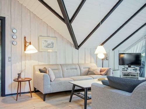 Three-bedroom Holiday Home In Aakirkeby 6