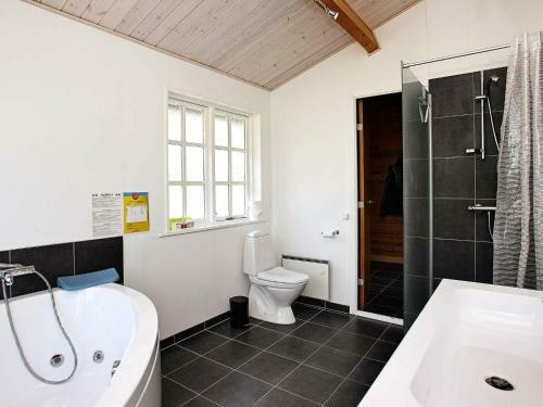 Three-bedroom Holiday Home In �lb�k 41