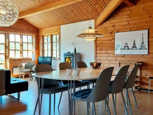 Three-bedroom Holiday Home In �lb�k 41
