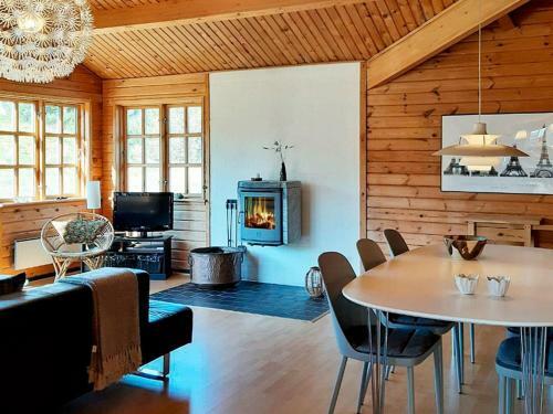Three-bedroom Holiday Home In �lb�k 41