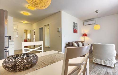 Two-bedroom Apartment In Kastel Kambelovac