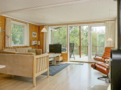 Three-bedroom Holiday Home In Aakirkeby 10