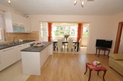 Hostal Apartments Belas