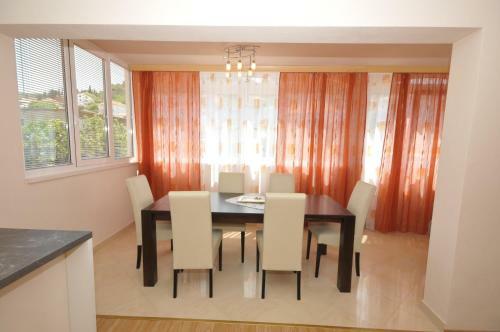 Hostal Apartments Belas