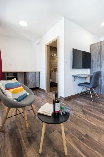 Apinelo Hostel & Apartments