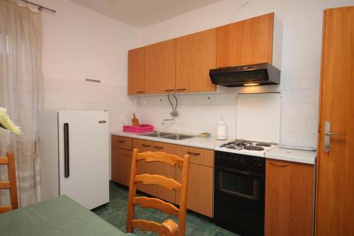 Apartments With A Parking Space Makarska - 6753