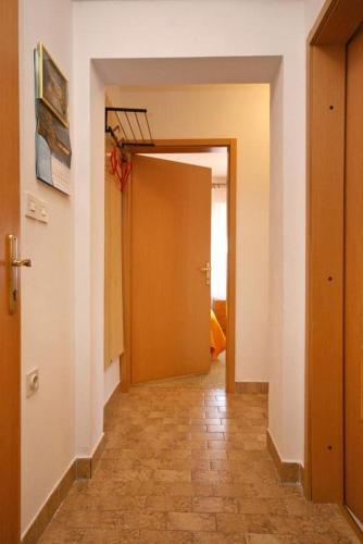 Apartments With A Parking Space Vrbnik (krk) - 5392