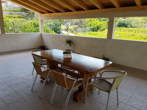 Apartment In Supetarska Draga 16063