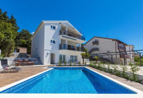 Two-bedroom Apartment In Dramalj XV