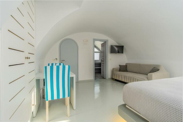 Central Fira Hotel