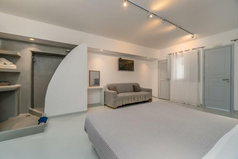 Central Fira Hotel