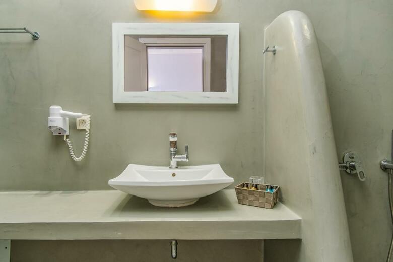 Central Fira Hotel
