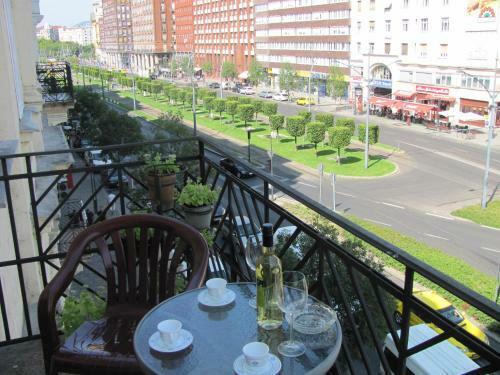 K�roly Apartments