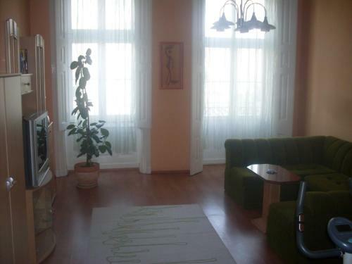 K�roly Apartments