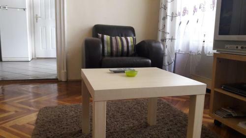 K�roly Apartments
