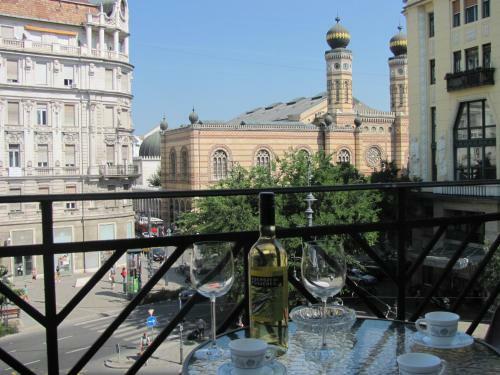 K�roly Apartments