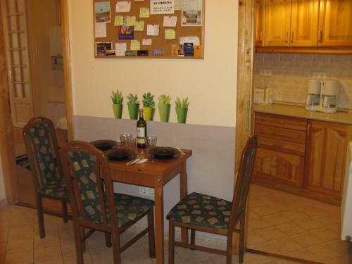 K�roly Apartments