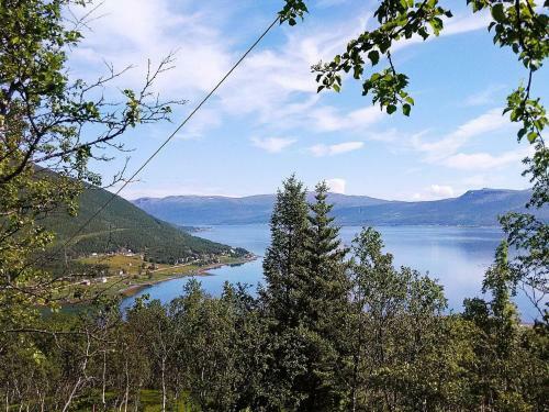 Two-bedroom Holiday Home In Hansnes