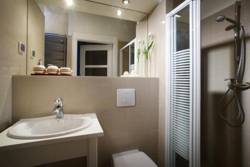 Top Apartments - Yellow House Apartments