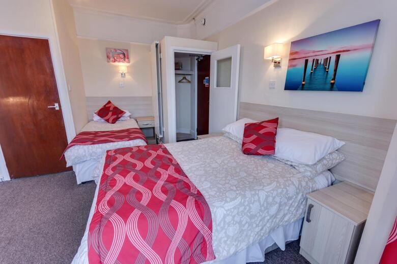 Hostal The Sportsview Guest House