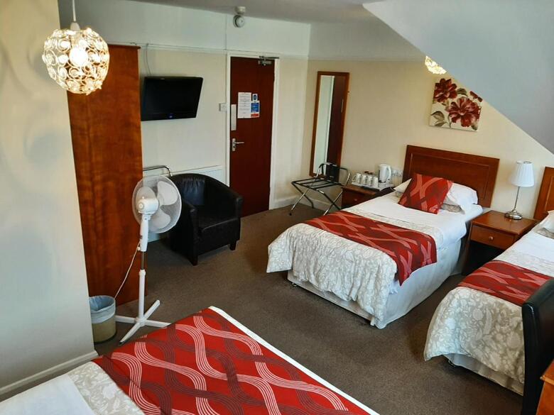 Hostal The Sportsview Guest House