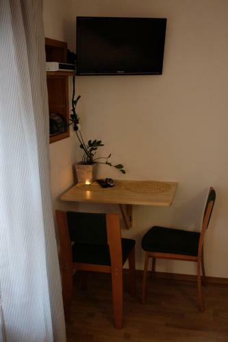 Hostal Academus - Cafe/pub & Guest House