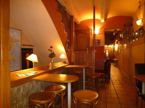 Hostal Academus - Cafe/pub & Guest House