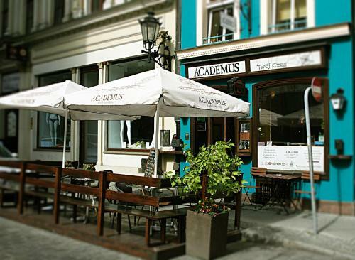 Hostal Academus - Cafe/pub & Guest House