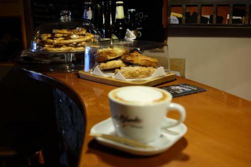 Hostal Academus - Cafe/pub & Guest House