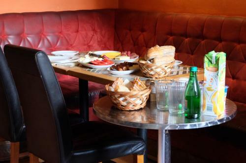 Hostal Academus - Cafe/pub & Guest House