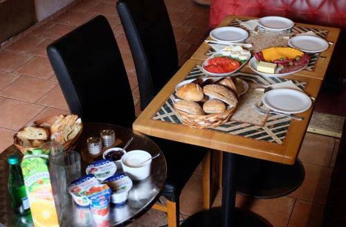 Hostal Academus - Cafe/pub & Guest House