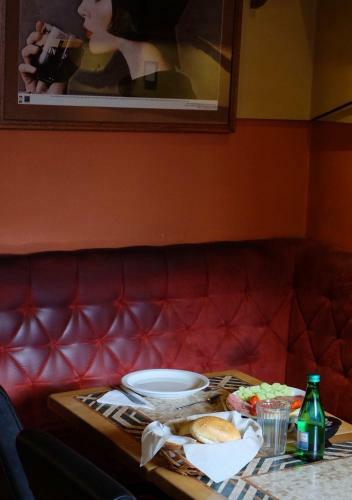 Hostal Academus - Cafe/pub & Guest House