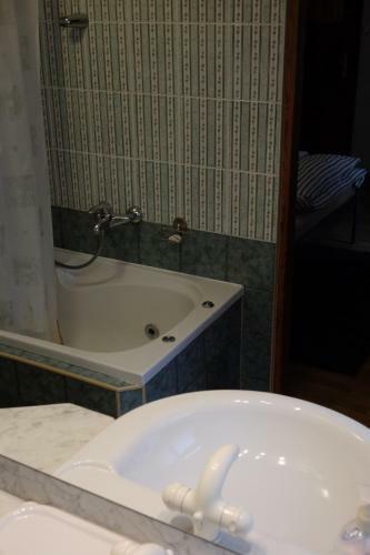 Hostal Academus - Cafe/pub & Guest House