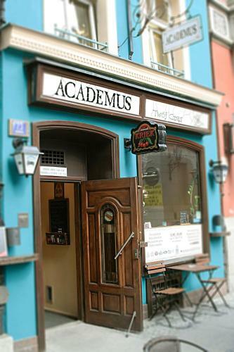 Hostal Academus - Cafe/pub & Guest House