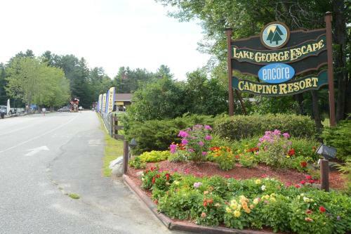 Lake George Escape 28 Ft. Cabin 10