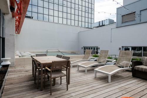 Elm Street Apartment By Stay Alfred