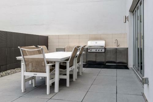 Elm Street Apartment By Stay Alfred