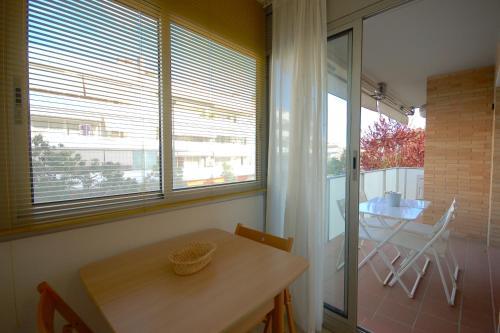 Lets Holidays Cozy Pool Apartment