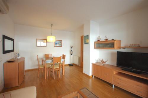 Lets Holidays Cozy Pool Apartment